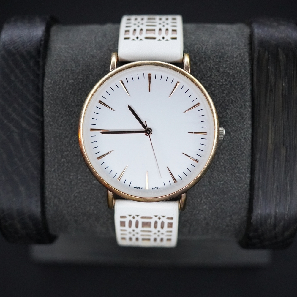 Minimalist White Dial Quartz Watch – Gold-Tone Case – Japanese Movement